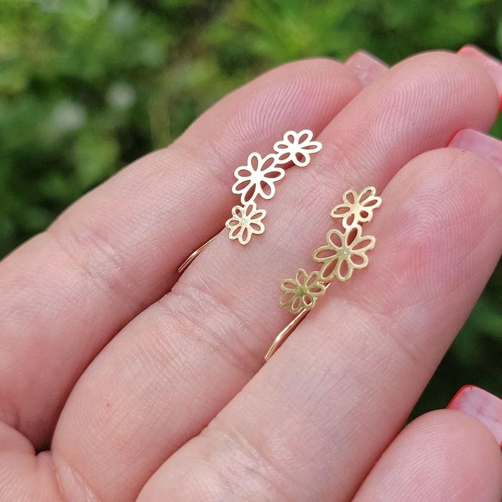 Hollow Cut Gold Daisy Loop Climbers - Picture 6 of 6
